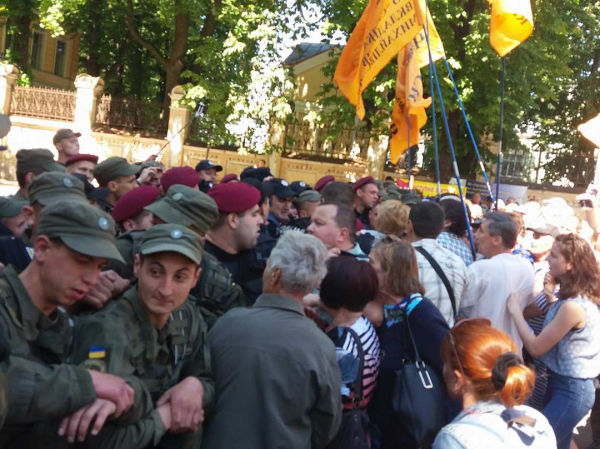 На Банковой начались столкновения вкладчиков "Михайловского" с полицией