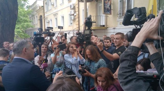 Одесский активист показал полицейскому советнику средний палец