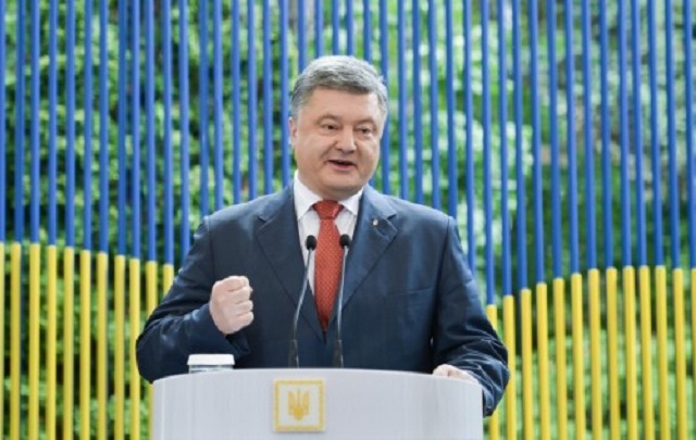 Порошенко устроил дешевое низкопробное шоу в центре Киева
