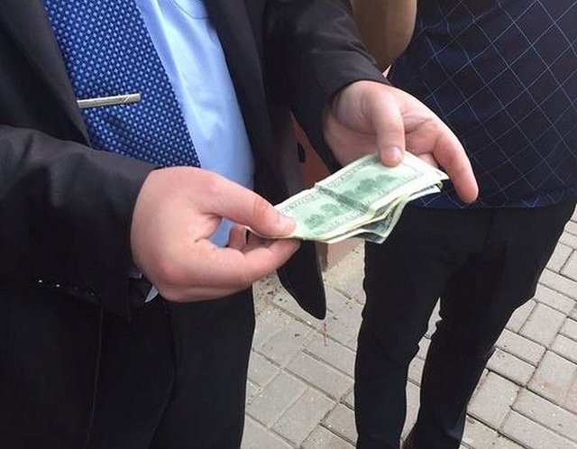 В Черновцах на взятке попался начальник отдела горсовета