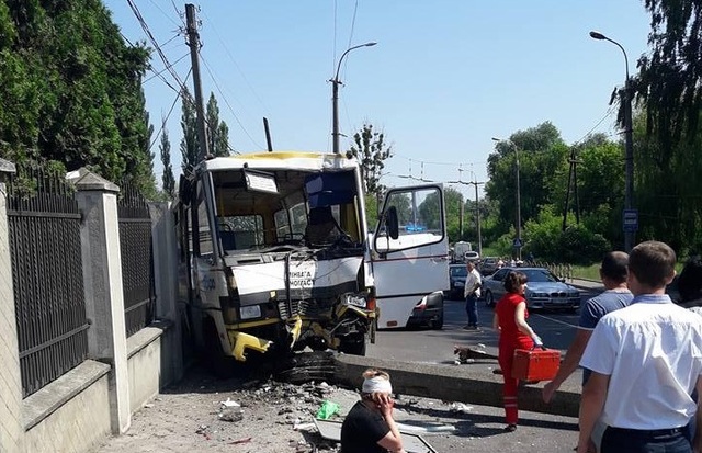 В Луцке маршрутка с пассажирами врезалась в столб