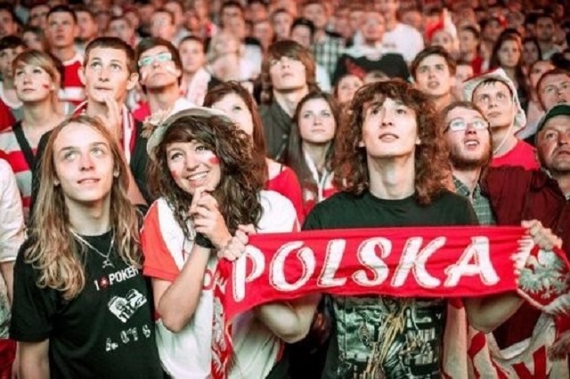 Поляков призывают привыкать к росту числа беженцев и заробитчан