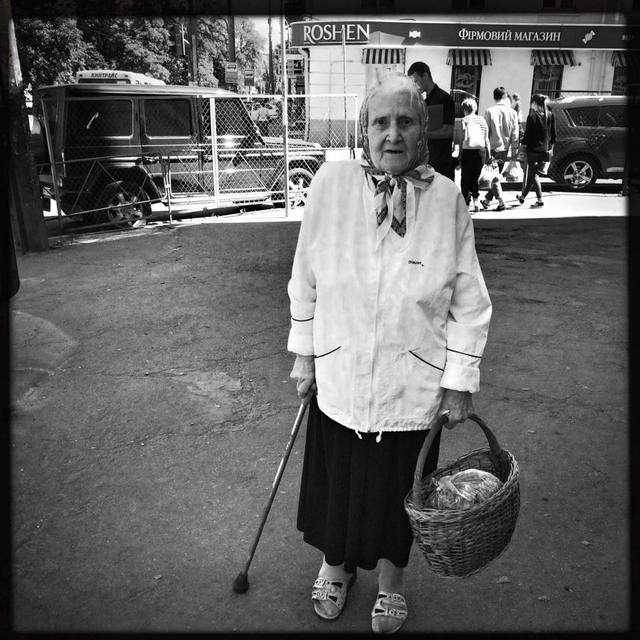 "Продавала фиалки и плакала": душещипательная история о бабушке в Киеве растрогала сеть