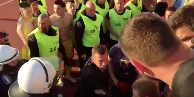 Шевченко разнимает драку фанатов и стюардов после матча с Финляндией