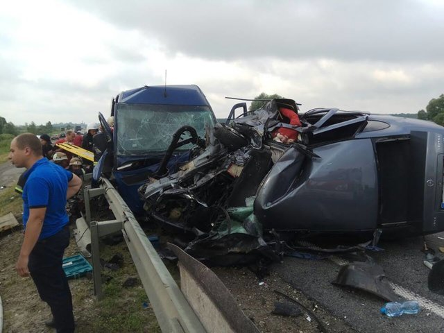 Жуткое ДТП на трассе Киев-Чоп: столкнулись пассажирский автобус и легковушка