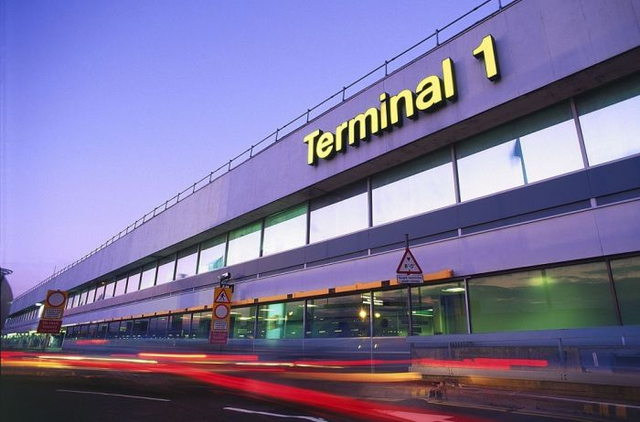 В крупнейшем аэропорту хаос: пассажиров пропускают только с ручной кладью