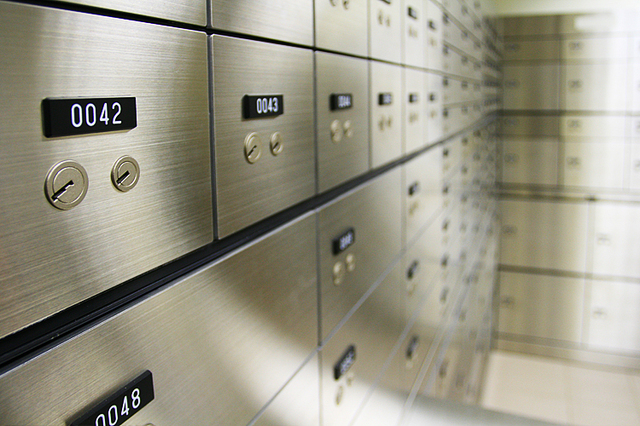 Украинцы стали массово забирать свои деньги из банков