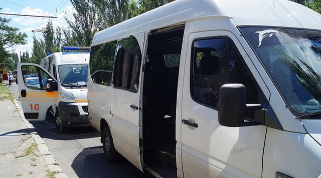 В Николаеве силовая опора рухнула на «маршрутку», пострадало два человека