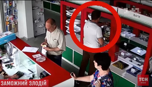 СМИ показали, как живет экс-чиновник, укравший весы в магазине