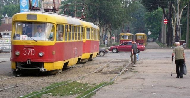 Трагедія в трамваї: у Запоріжжі 80-річний чоловік наколовся на вила