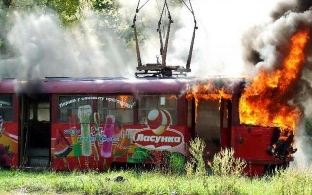 В Днепре на ходу загорелся трамвай, пострадали пассажиры