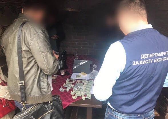 Во Львове задержали прокуроршу, которая пыталась дать крупную взятку полицейским оперативникам