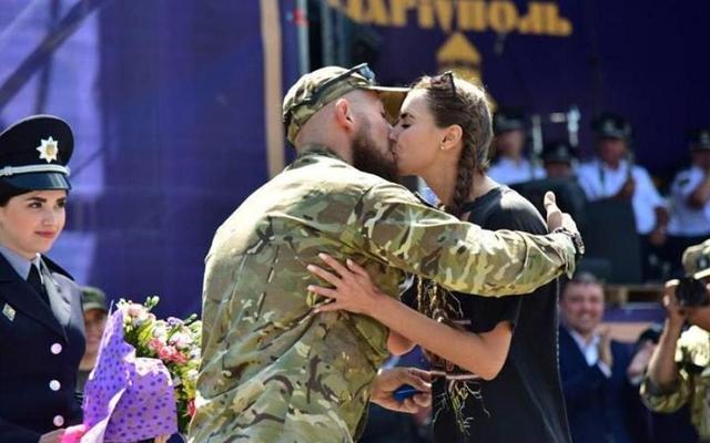 Очень трогательно: защитник Мариуполя предложил руку и сердце невесте прямо на параде