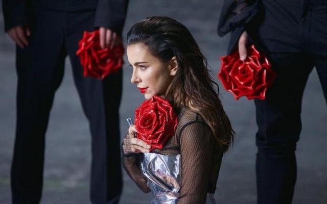 Лорак пинали и волочили по сцене на съемках