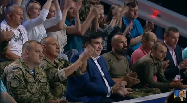 На ток-шоу дівчина-снайпер виконала пісню “Шоколадна дупа” під відеоряд з Порошенком