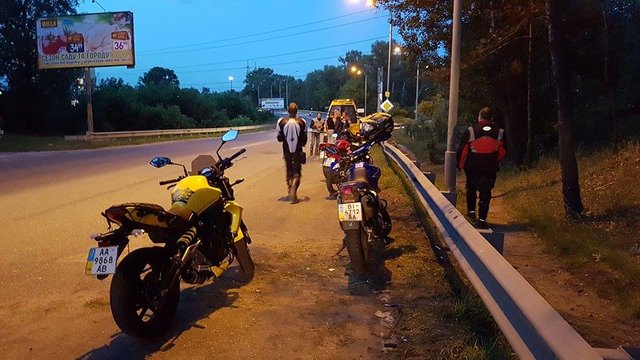 Под Вышгородом пилот мотоцикла "улетел" в отбойник