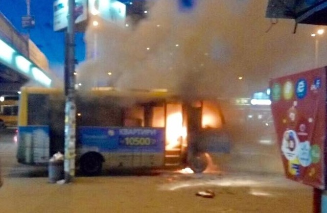 В Киеве вспыхнула маршрутка: опубликованы фото с места пожара