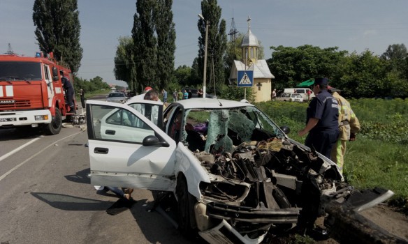 В Черновицкой обл. автомобиль столкнулся с отбойником, три человека погибли