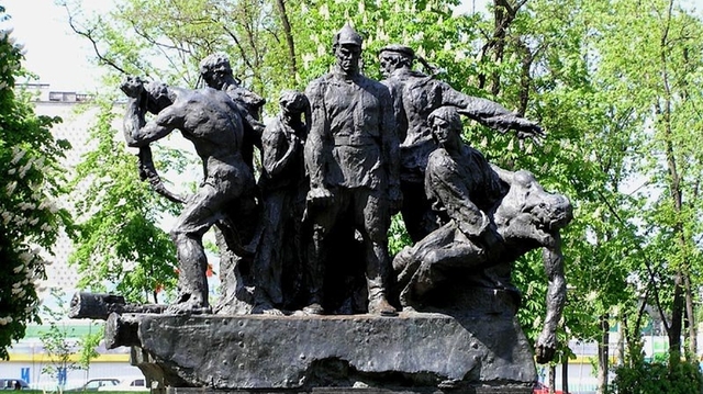 Вятрович намерен снести в Киеве Арку Дружбы народов и памятник Чкалову. Полный список