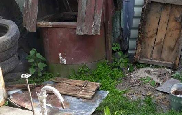 Під Львовом жінка загорнула в пакет новонароджене немовля на викинула у криницю