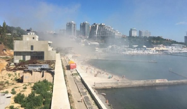 На известном пляже Одессы горят два ресторана