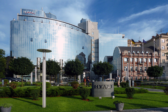 Вооруженный разбой в Hyatt Kyiv: спутницу топ-банкира ограбили на миллионы