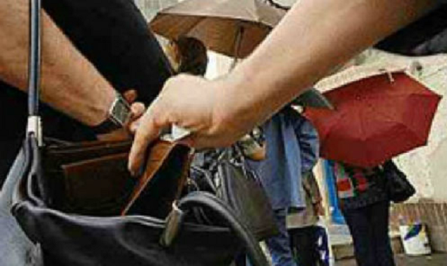 В Киеве на парковке обчистили депутата