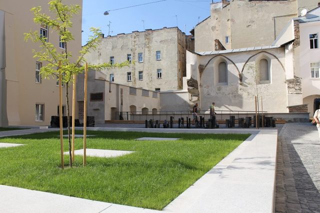 Во Львове хулиганы расписали неонацистскими лозунгами стелу на Площади Синагог