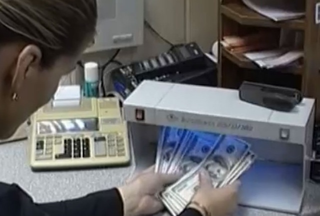 У украинцев стали требовать зарплатные справки с работы при проведении банковских переводов