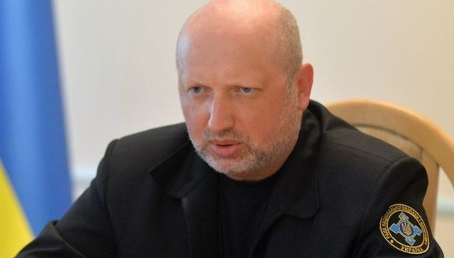 Турчинов предложил условия выдачи биометрических паспортов жителям неподконтрольных территорий