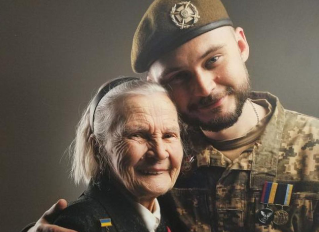 Два ветерани: Мережа у захваті від фото бійця АТО та його бабусі