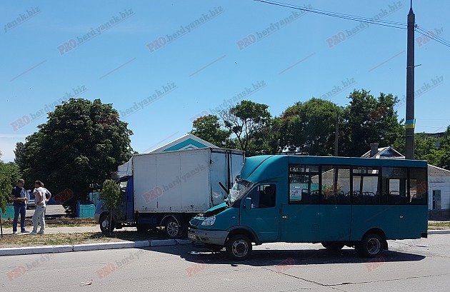 В Запорожской области маршрутка с пассажирами попала в серьезное ДТП