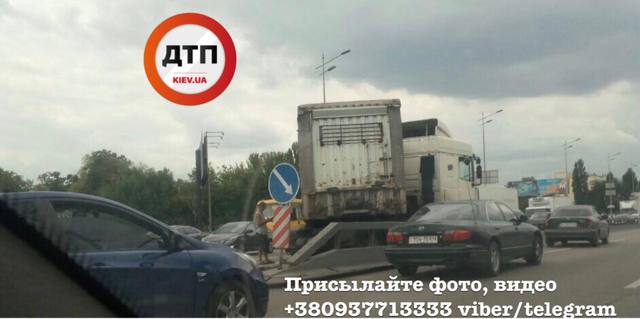 В Киеве на проспекте Бажана из-за ДТП с фурой образовалась огромная пробка