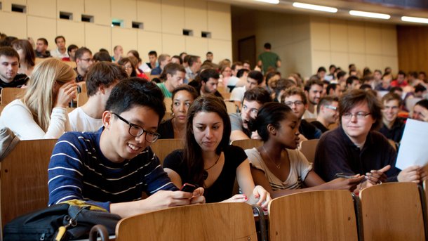 Особенности образования в Чехии: к поступлению придется очень активно готовиться, а посещаемость проверяют полицейские