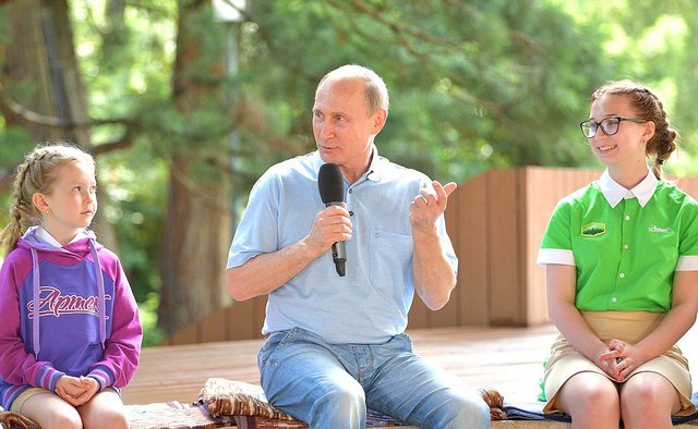 Путин приехал в оккупированный «Артек» в Крыму