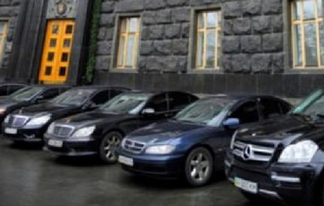 Про службові Тойоти й армійські ’’буханки’’