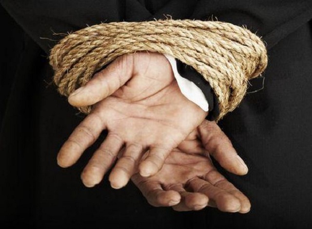 Вооруженный дробовиком сотрудник ФФУ похитил человека, авто и пепельницу