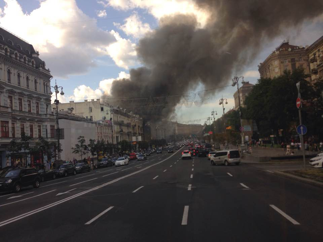 Киевсовет просят спасти сгоревший на Крещатике дом