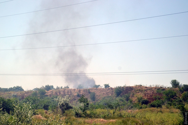 В Одессе возле нефтеперерабатывающего завода горит свалка