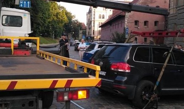 Люди побили водія позашляховика, який заблокував рух трамваїв у центрі Львова