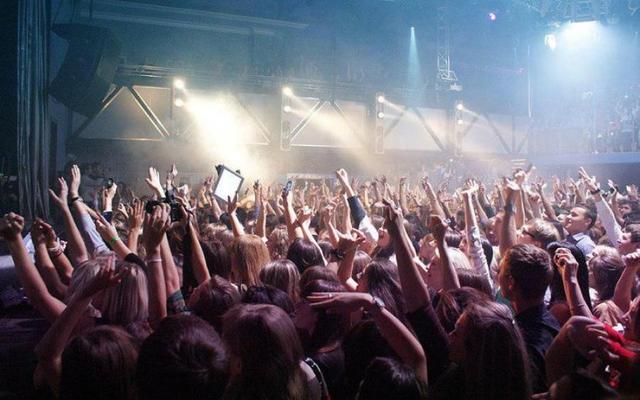 Мне нужен алкоголь: как продажный певец ублажал россиян