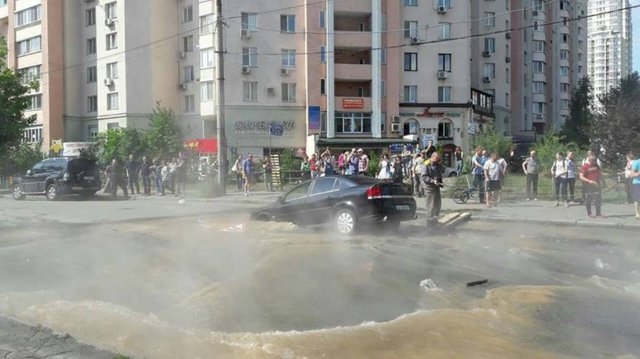 В Киеве авто с женщиной и младенцем провалилось в трубу с кипятком