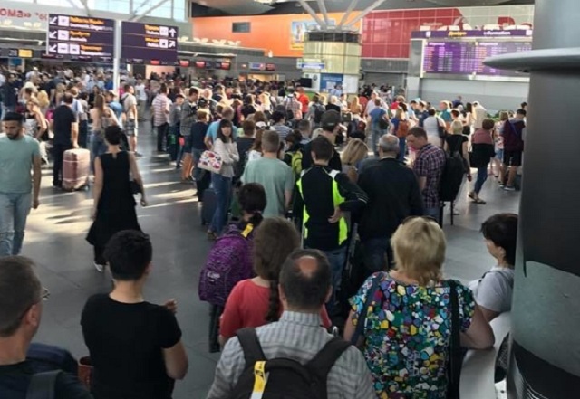 "Изобретите телепортацию": в сети показали шокирующие очереди в аэропорту "Борисполь"