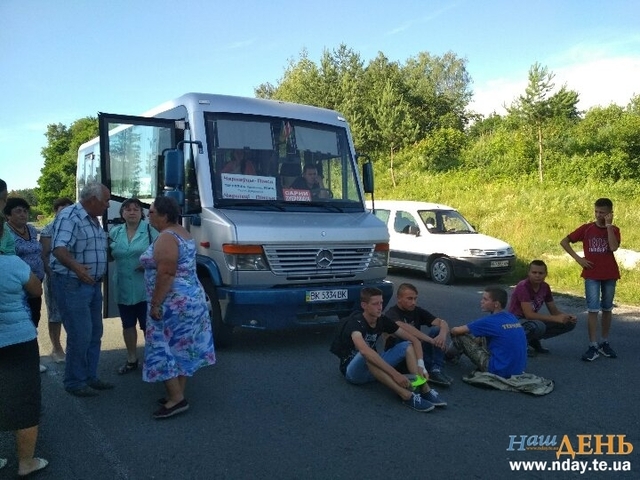Жахливе вбивство випускниці на Тернопільщині: розгнівані селяни перекрили міжнародну трасу
