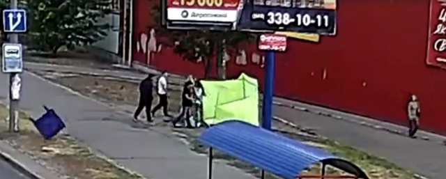 "Активисты" напали на женщин, собиравших подписи за эко-заправку на Позняках