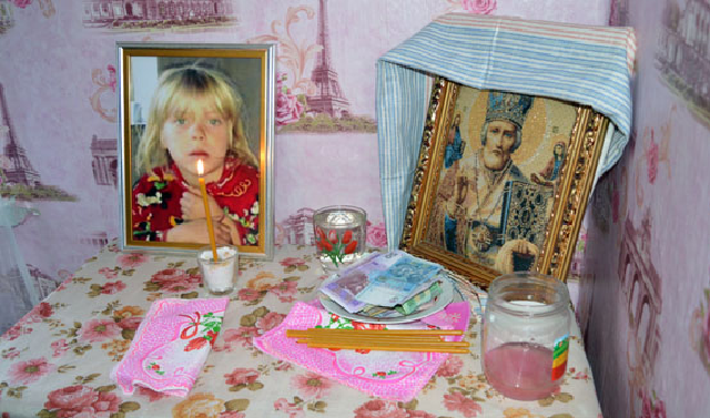 На Донетчине похоронили замученную 6-летнюю Алину. Убийцу арестовали без права залога