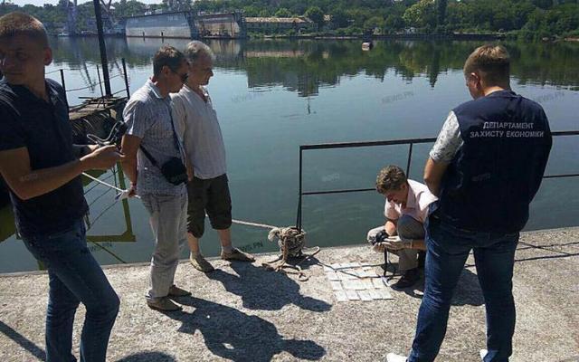 Чиновник-взяточник спасался от копов вплавь