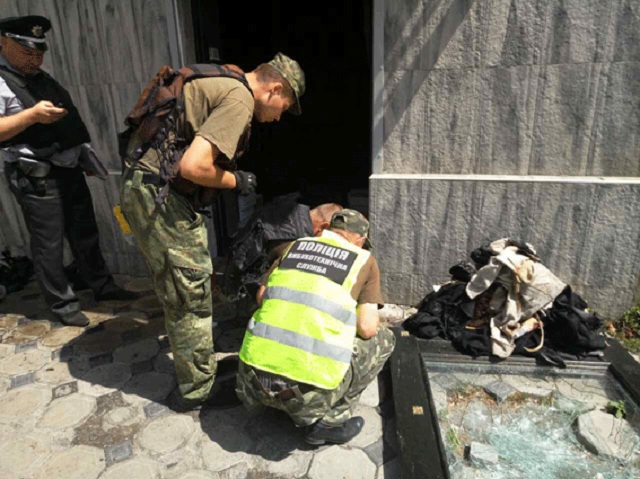 В Виннице в магазин одежды бросили взрывчатку, это вызвало пожар