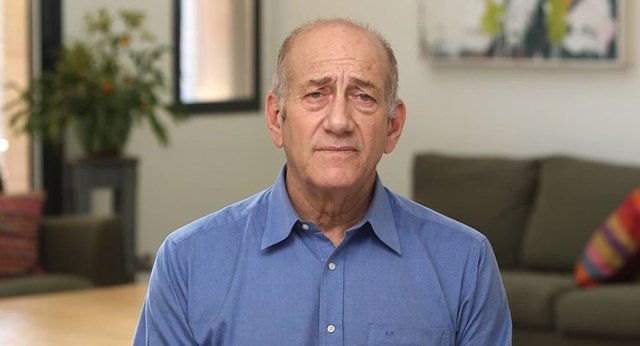 Осужденный за коррупцию экс-премьер Израиля вышел из тюрьмы и будет работать волонтером