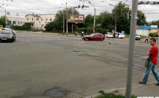 В Киеве трезвый пассажир пересел на место пьяного водителя после ДТП